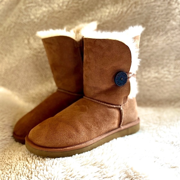 UGG Shoes - UGG AUSTRALIA BAILEY BUTTON BOOTS Size 7 Leather Warm and cozy Boots!